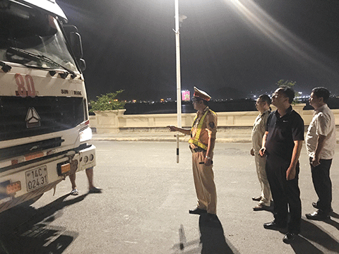 Đồng chí Nguyễn Việt Hùng, Phó Chủ tịch UBND TP Hạ Long (áo đen) trực tiếp chỉ đạo việc kiểm tra các phương tiện vận chuyển VLXD trên địa bàn 