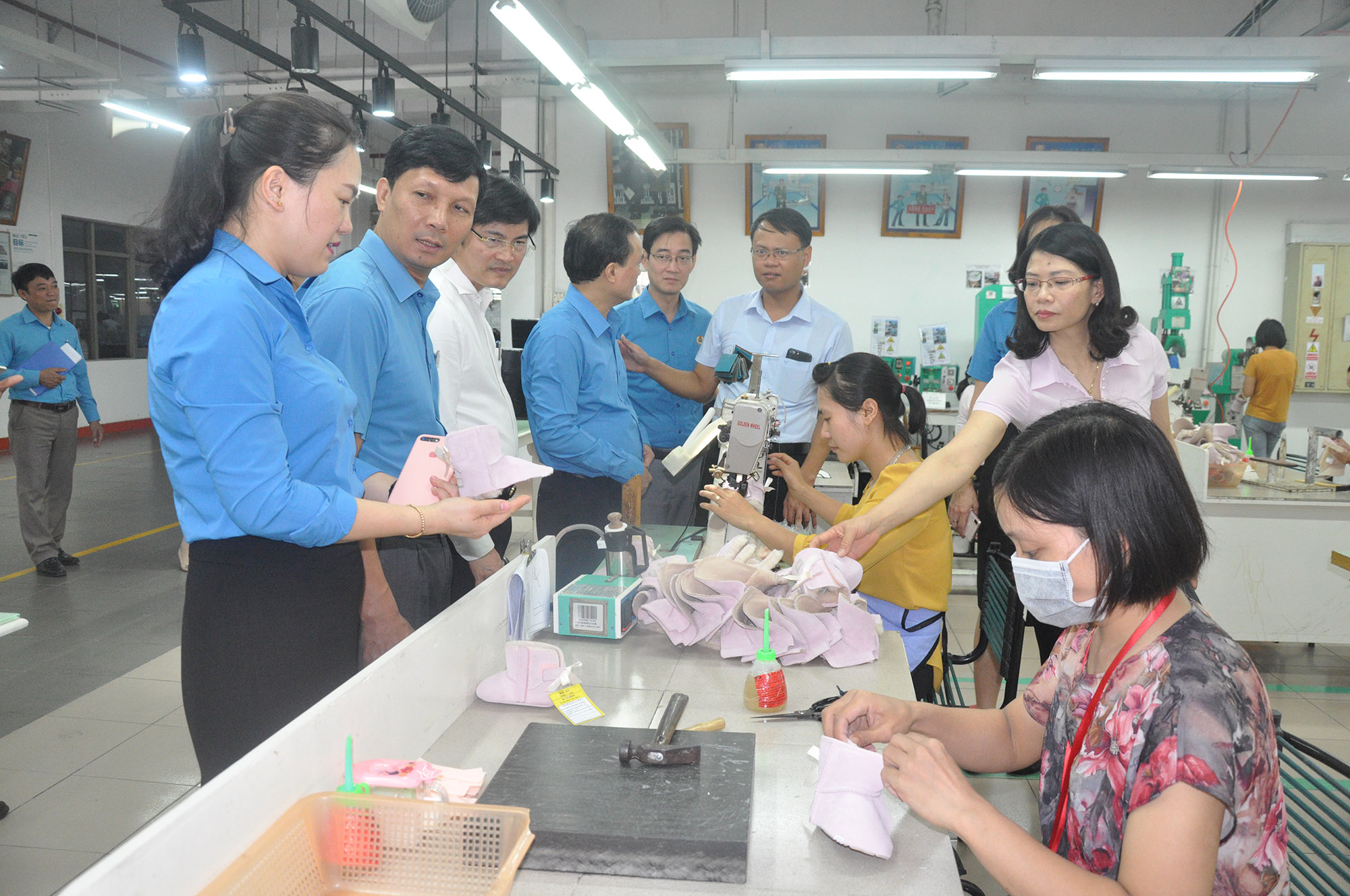 Lãnh đạo LĐLĐ tỉnh, Sở Y tế thăm nữ công nhân lao động Công ty TNHH Sao Vàng chi nhánh Uông Bí.