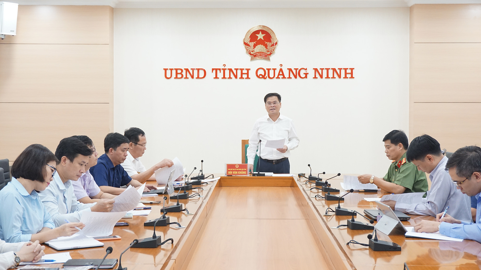 Đồng chí Bùi Văn Khắng, Phó Chủ tịch UBND tỉnh chủ trì cuộc họp.