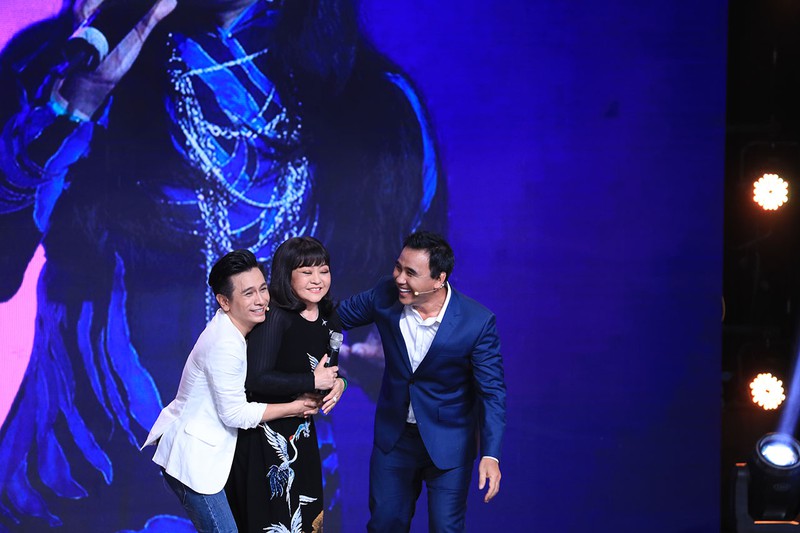 Nghệ sĩ Đình Toàn và MC Quyền Linh phấn khích khi gặp danh ca Hương Lan.