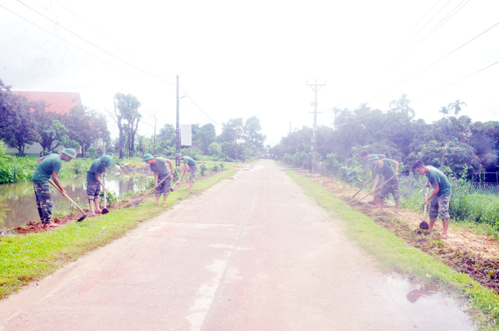 Cán bộ, chiến sỹ Trung đoàn 43 giúp nhân dân huyện Hải Hà chỉnh trang đường làng, ngõ xóm xây dựng NTM nâng cao.