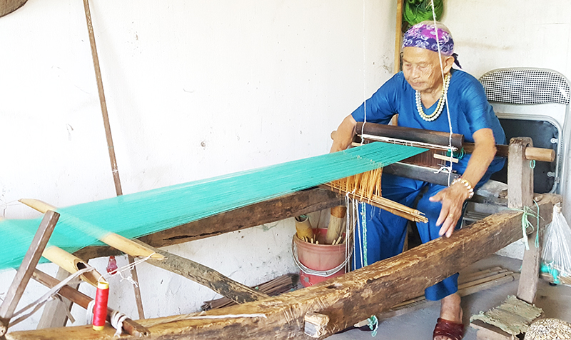 Bà Lý Thị Chương, xã Tình Húc, người duy nhất còn thực hành kỹ năng nghề dệt, may trang phục truyền thống trên địa bàn huyện Bình Liêu 