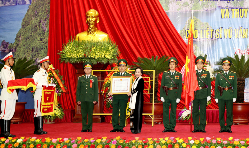 Thừa ủy quyền của Chủ tịch nước, Phó Chủ tịch nước Nguyễn Thị Doan trao danh hiệu Anh hùng LLVTND cho LLVT tỉnh.