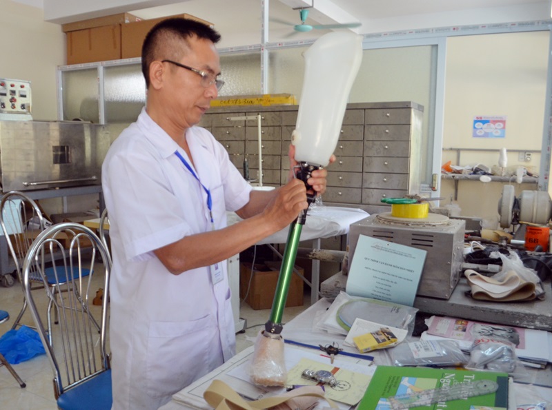 Cán bộ kỹ thuật viên Bệnh viện Phục hồi chức năng tỉnh lắp đặt chân giả cho người bệnh. 