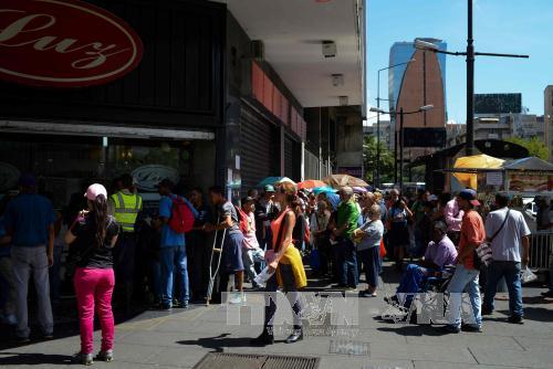 Người dân xếp hàng mua lương thực và đồ gia dụng tại siêu thị ở Caracas, Venezuela. Ảnh: AFP/TTXVN