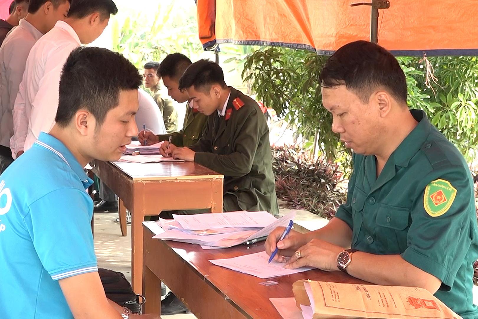 Đồng chí Nguyễn Hồng Hà, Chỉ huy trưởng xã Hồng Phong, TX Đông Triều thực hiện công tác khám tuyển nghĩa vụ quân sự năm 2019. 