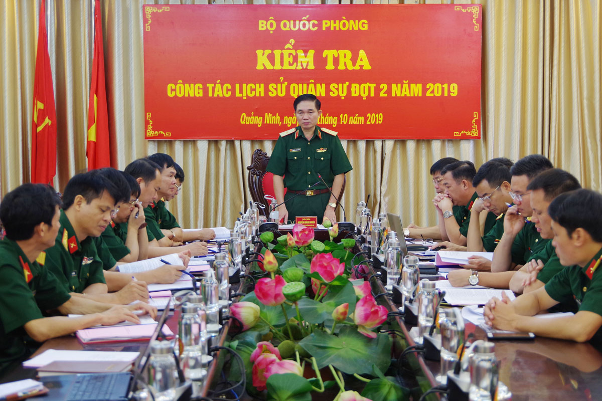 Thiếu tướng, Tiến sĩ Nguyễn Hoàng Nhiên, Viện trưởng Viện Lịch sử quân sự Việt Nam phát biểu tại hội nghị.