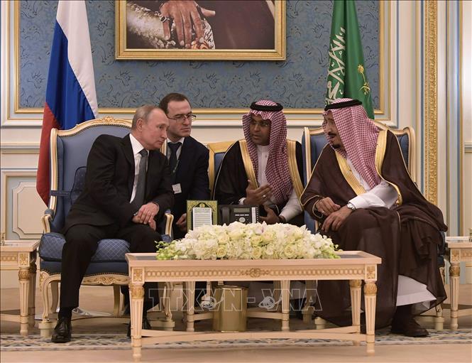 Quốc vương Saudi Arabia Salman (phải) và Tổng thống Nga Vladimir Putin (trái) trong cuộc gặp tại Riyadh, Saudi Arabia, ngày 14/10/2019. Ảnh: AFP/TTXVN
