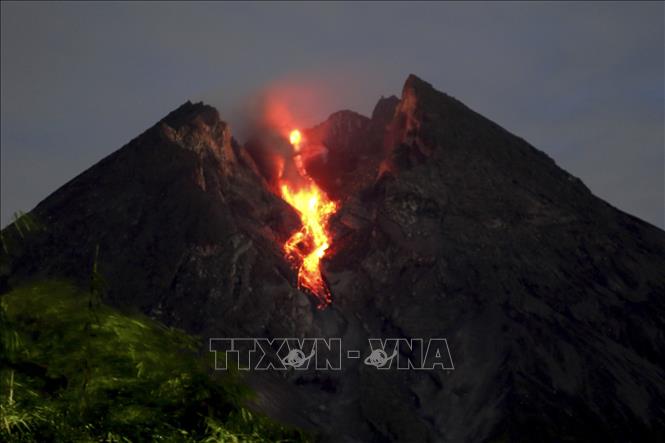Dung nham nóng phun trào từ núi lửa Merapi, nhìn từ Balerante ở Klaten, tỉnh Trung Java, Indonesia, ngày 9/3/2019. Ảnh: THX/TTXVN