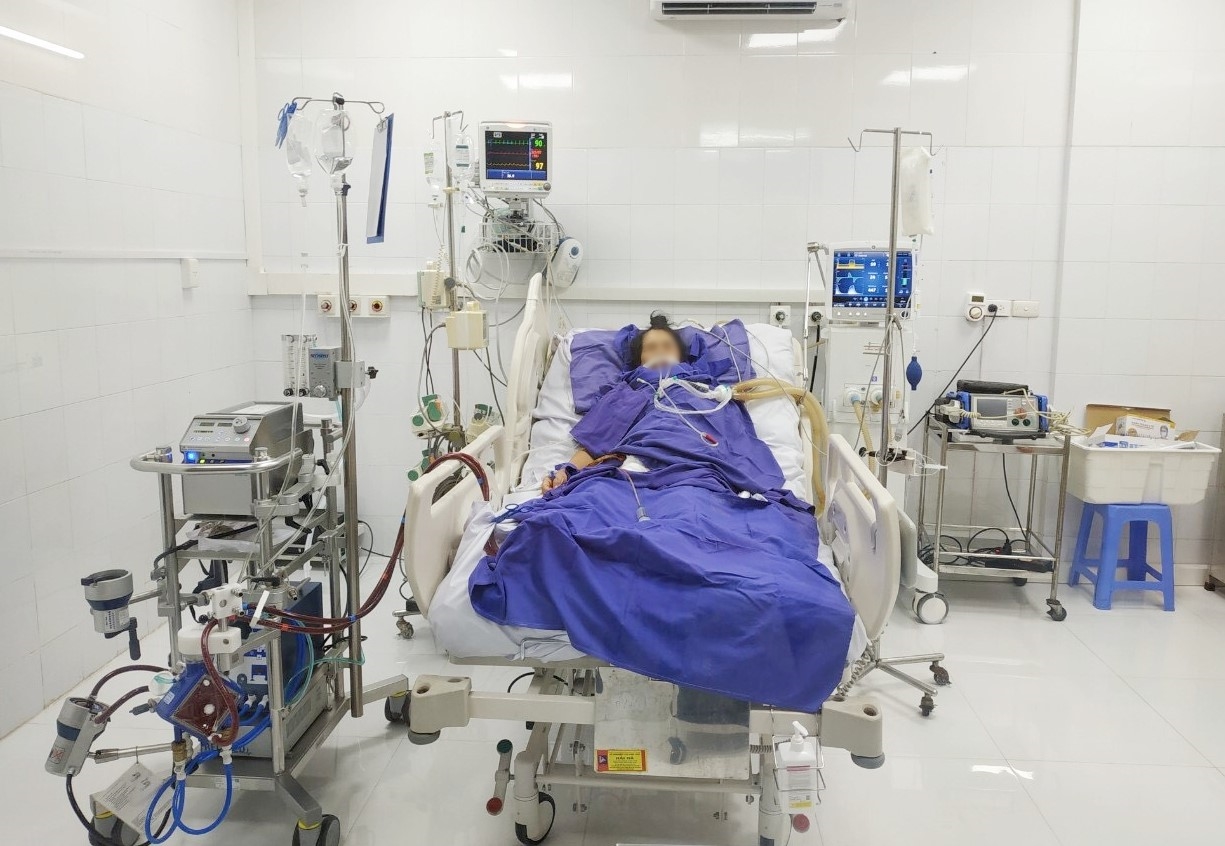 Bệnh nhân đang được hồi sức tích cực với hệ thống trao đổi oxy ngoài màng cơ thể (ECMO