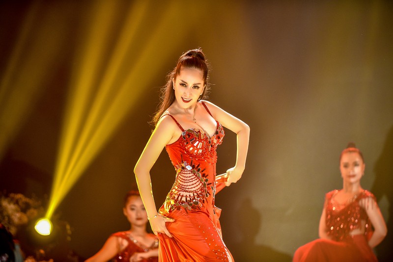 Khánh Thi nhảy bốc lửa dù đã lâu không biểu diễn dance sport.