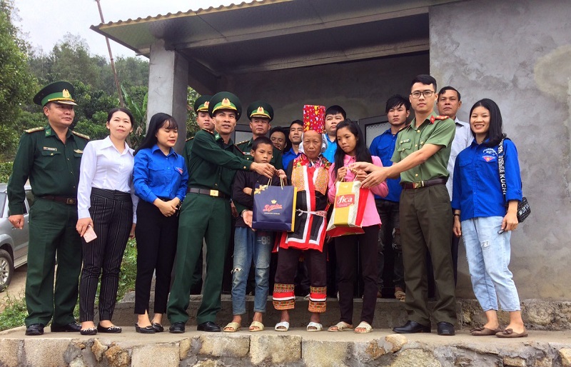 các đơn vị nói trên cùng chính quyền, đoàn thể xã Đồng Văn đã chia vui và tặng quà cho 3 bà cháu bà Múi.