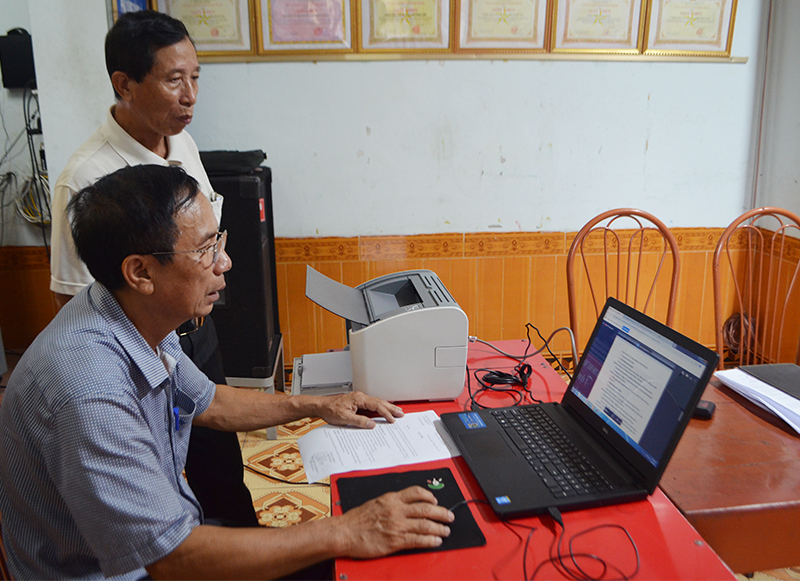 Cán bộ khu Đông Sơn, phường Cẩm Sơn sử dụng máy tính tiếp nhận văn bản.