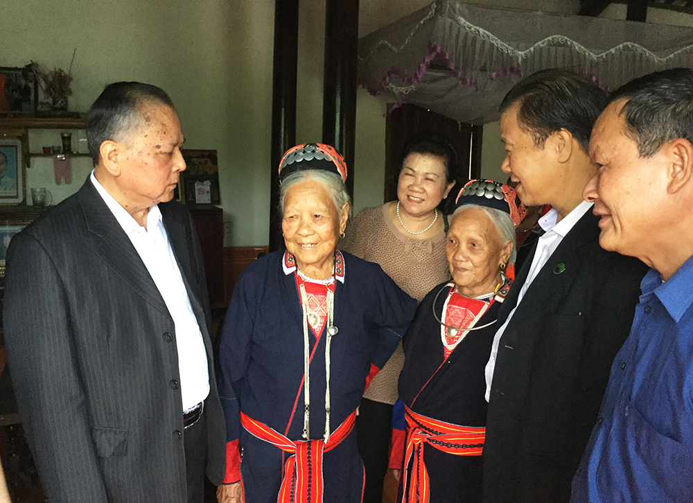 Lãnh đạo Trung ương Hội và Ban Đại diện Hội NCT tỉnh thăm, tặng quà người cao tuổi tại xã Bằng Cả, huyện Hoành Bồ.