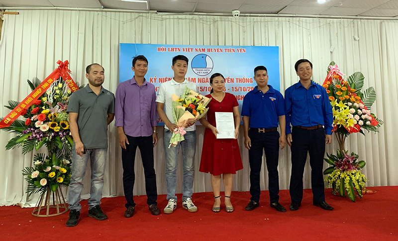 Lãnh đạo Huyện đoàn Tiên Yên tặng hoa chúc mừng CLB thanh niên khởi nghiệp huyện