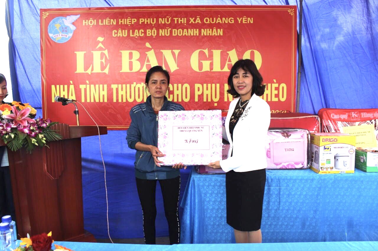 Chị Nguyễn Thị Hoài Hương, Chủ tịch Hội LHPN TX Quảng Yên phối hợp bàn giao nhà tình thương và quà cho hội viên phụ nữ nghèo.