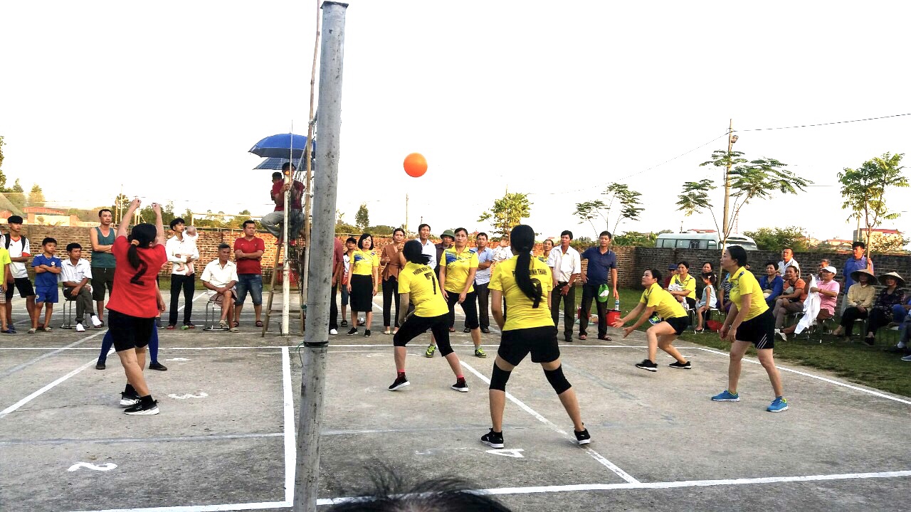 Hội LHPN TX Quảng Yên thành lập 13 CLB phụ nữ chơi bóng chuyền hơi tại 13 xã, phường với 39 đội bóng và 450 thành viên.