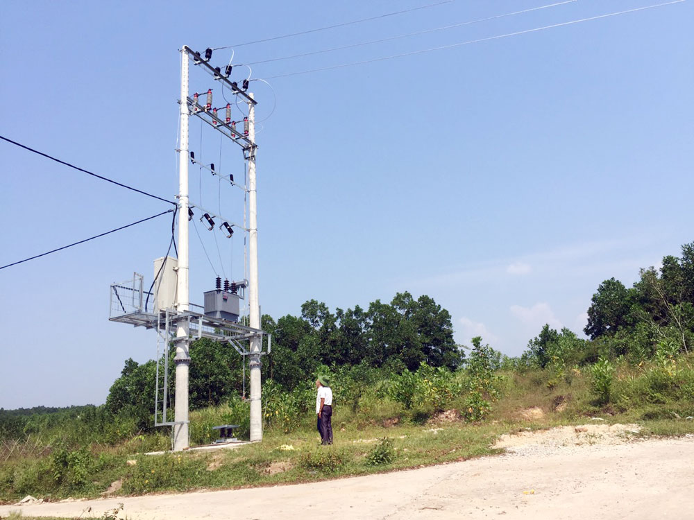 Hệ thống điện lưới quốc gia được quan tâm đầu tư, đảm bảo điện sinh hoạt cho người dân: Trong ảnh: Hệ thống điện lưới tại xóm Xì Mản Thìn, xã Dực Yên.