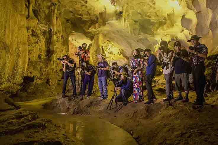 Các nghệ sĩ Nhiếp ảnh Quảng Ninh và Hải phòng đang sáng tác ảnh nghệ thuật trong hang Vũng Đục Cẩm Phả