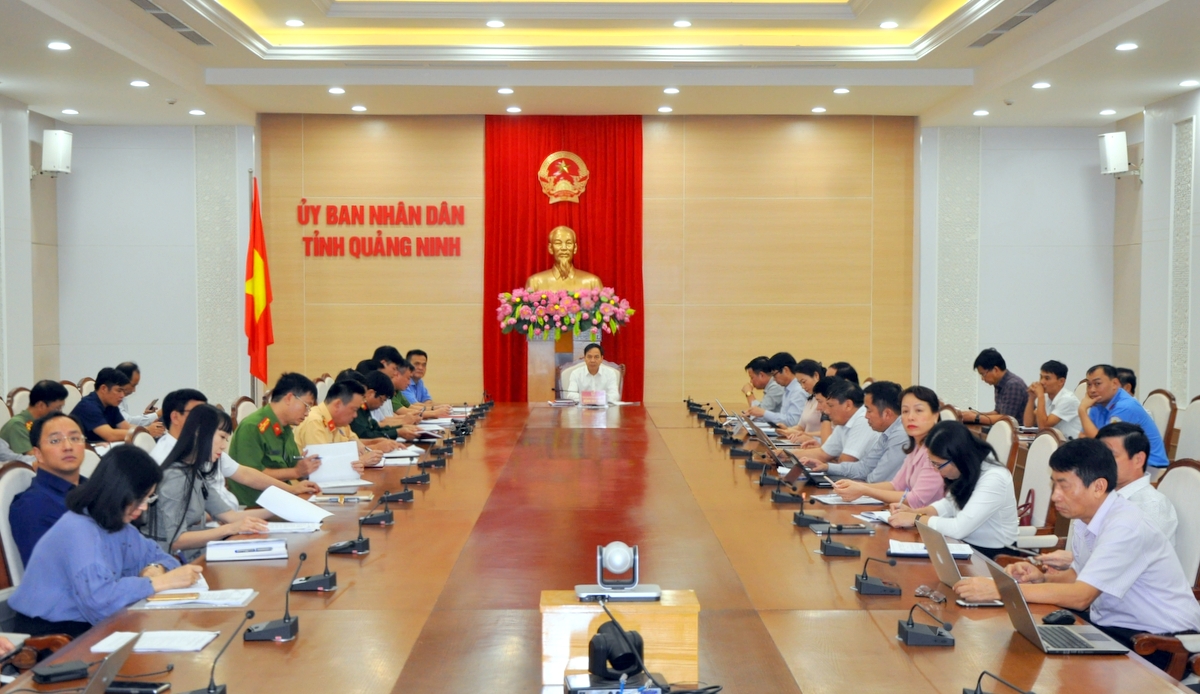 Phó Chủ tịch Thường trực UBND tỉnh Đặng Huy Hậu dự và chỉ đạo họp tại điểm cầu Quảng Ninh.