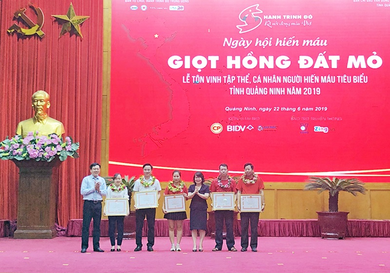 Trung ương Hội Chữ thập đỏ Việt Nam tặng bằng khen cho 8 tập thể, 1 cá nhân có thành tích xuất sắc trong công tác tuyên truyền, vận động và tiếp nhận máu 