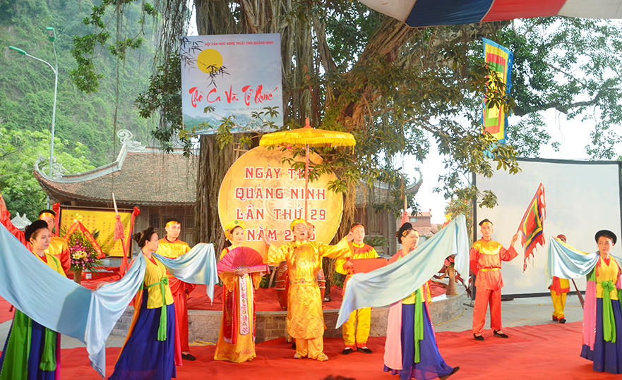 Biểu diễn hoạt cảnh sân khấu vua Lê Thánh Tông đi tuần thú An Bang và cho đề thơ lên vách núi.