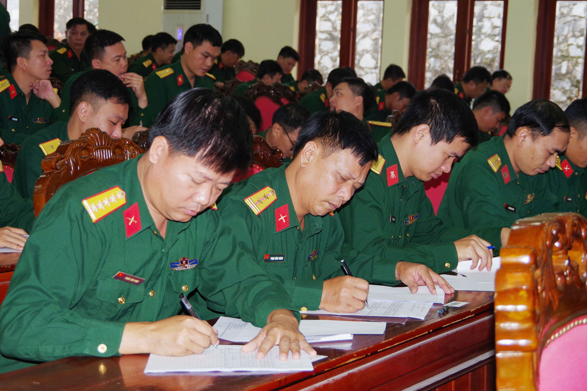 Các đồng chí Sĩ quan, quân nhân chuyên nghiệp kiểm tra nhận thức