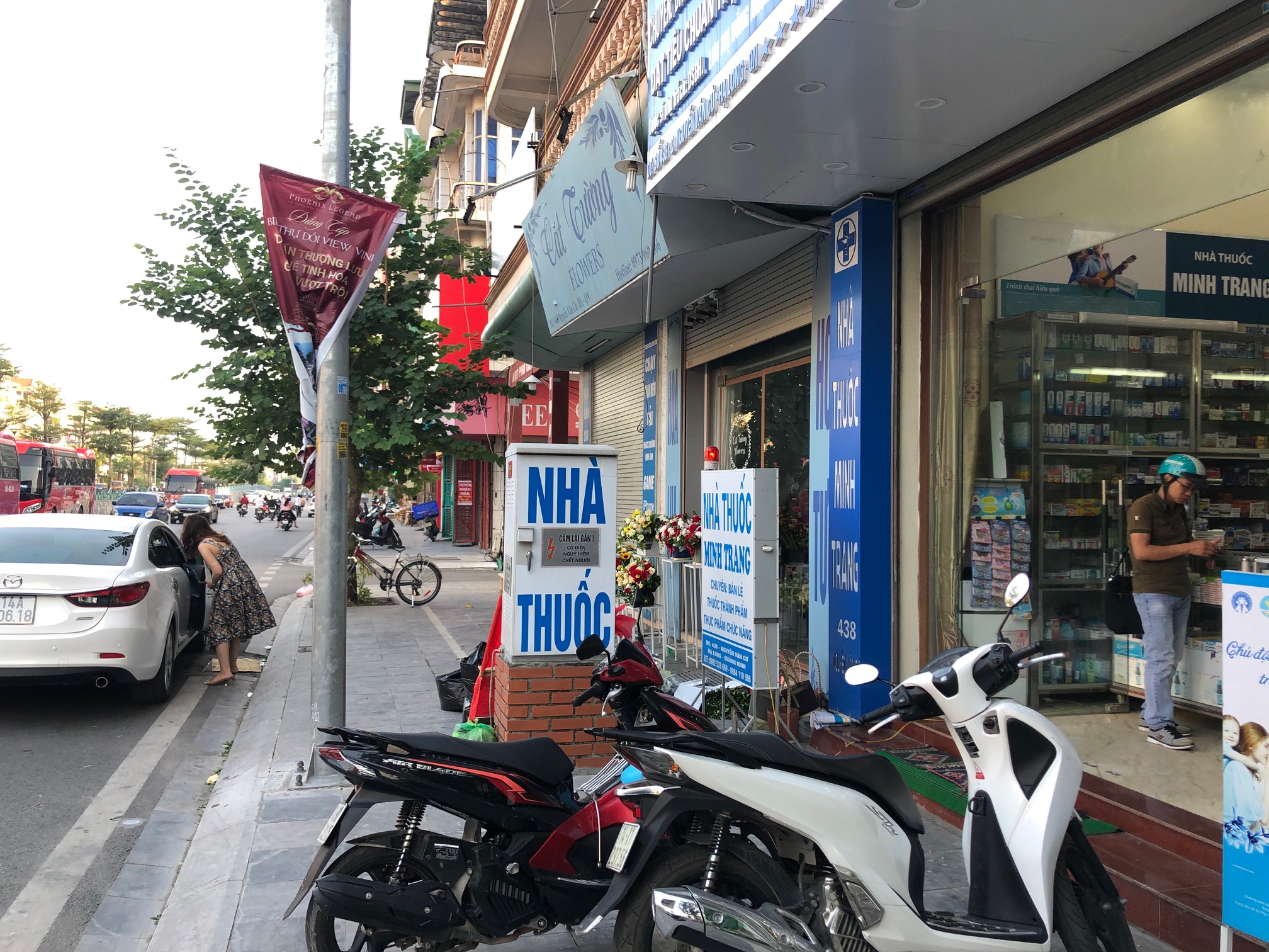Nhà thuốc Minh Trang trên trục đường Nguyễn Văn Cừ cũng tận dụng hộp kỹ thuật điện để quảng cao cửa hàng