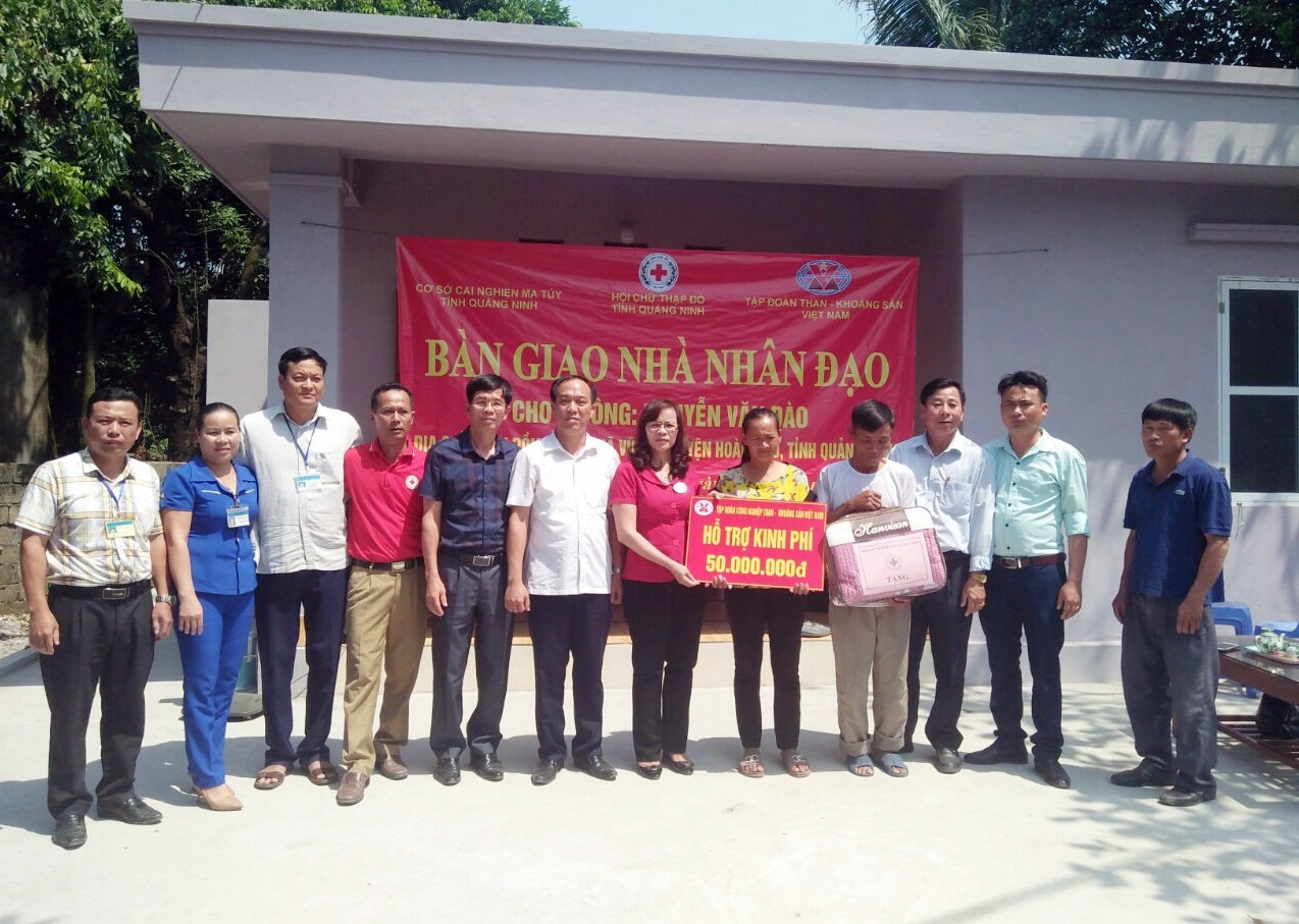 Chi hội CCB Cơ sở Cai nghiện ma túy (thuộc Hội CCB Sở LĐ-TB&XH) phối hợp xây dựng nhà tình nghĩa cho hộ nghèo trên địa bàn xã Vũ Oai, huyện Hoành Bồ. Ảnh: Đơn vị cung cấp. 