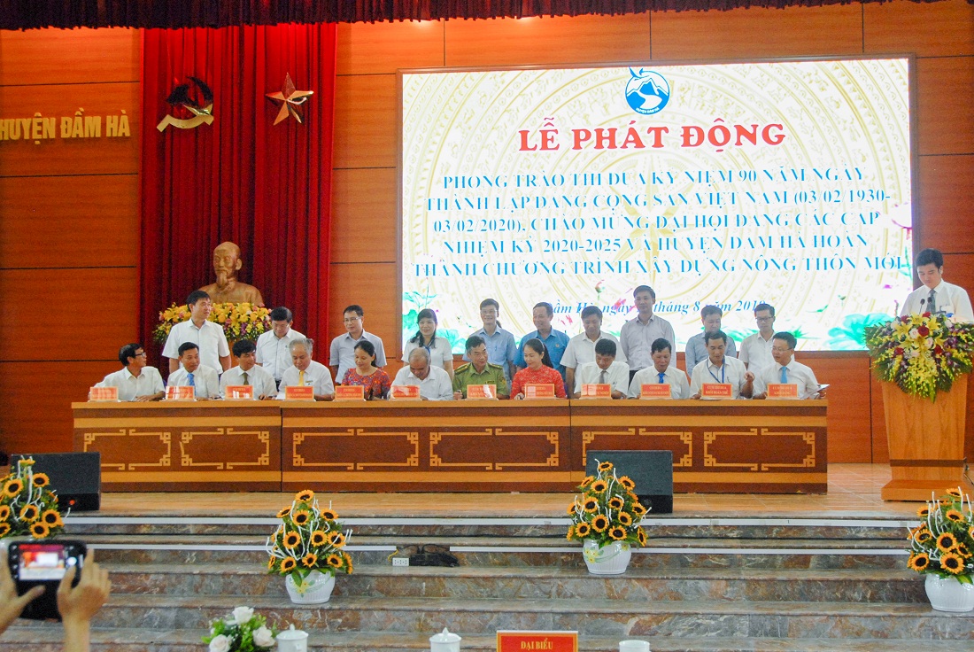 Đại diện 12 cụm thi đua của huyện Đầm Hà ký kết thi đua chào mừng đại hội Đảng các cấp và hoàn thành xây dựng NTM, tháng 8/2019.