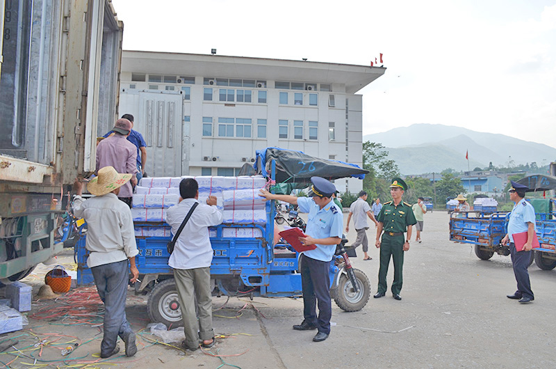 Cán bộ Hải quan và Biên phòng phối hợp kiểm tra hàng hóa trước khi thông quan tại khu vực Cửa khẩu Bắc Phong Sinh (huyện Hải Hà).