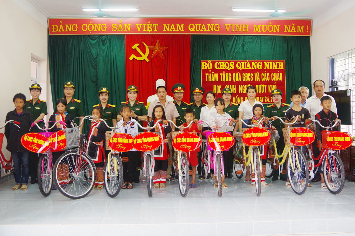 Hội phụ nữ cơ quan Bộ CHQS tỉnh tham gia tặng quà “gia đình chính sách và các cháu học sinh có hoàn cảnh khó khăn tại huyện Bình Liêu