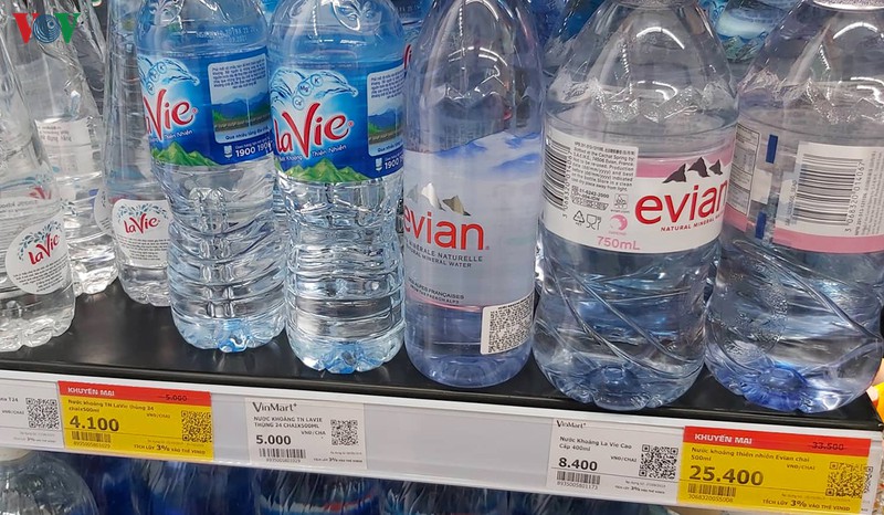 Giá một số loại nước tại siêu thị VinMart+.