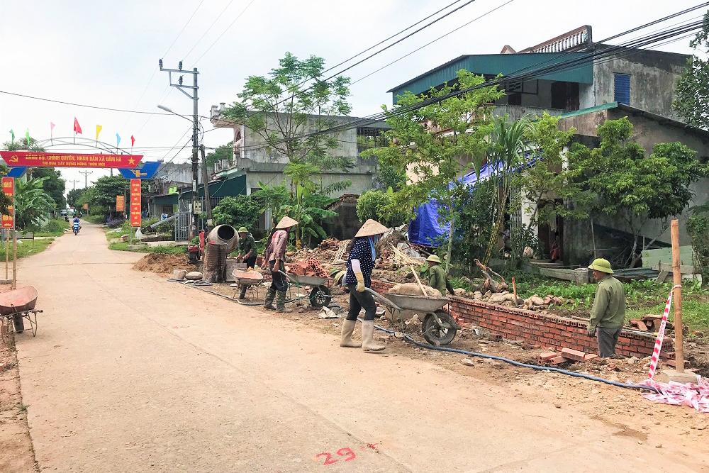 Tuyến đường phố Bắc Sơn (thị trấn Đầm Hà) dài 440m thuộc tuyên đường liên xã, hiện đang trong quá trình cải tạo, mở rộng, đáp ứng nhu cầu thiết thực của người dân.