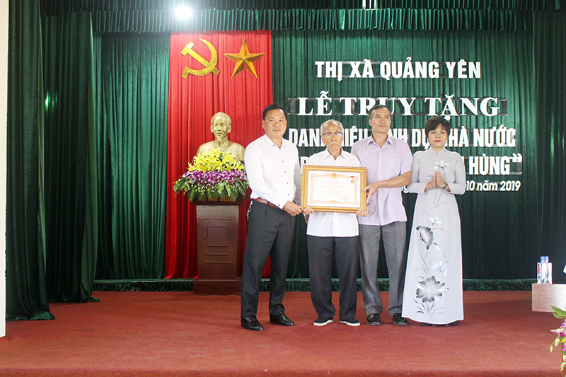 Đại diện lãnh đạo TX Quảng Yên trao tặng danh hiệu vinh dự Nhà nước “Bà mẹ Việt Nam anh hùng” cho thân nhân Mẹ Đỗ Thị Méo