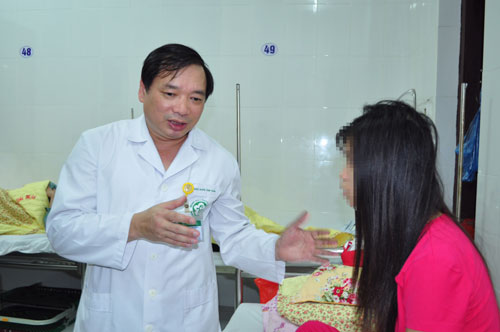 Thăm khám cho bệnh nhân điều trị tại Viện Sức khỏe tâm thần - BV Bạch Mai.