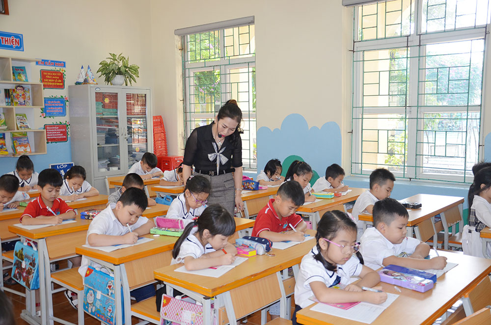 Tiết học của học sinh lớp 1A8, Trường Tiểu học Vĩnh Khê, TX Đông Triều.