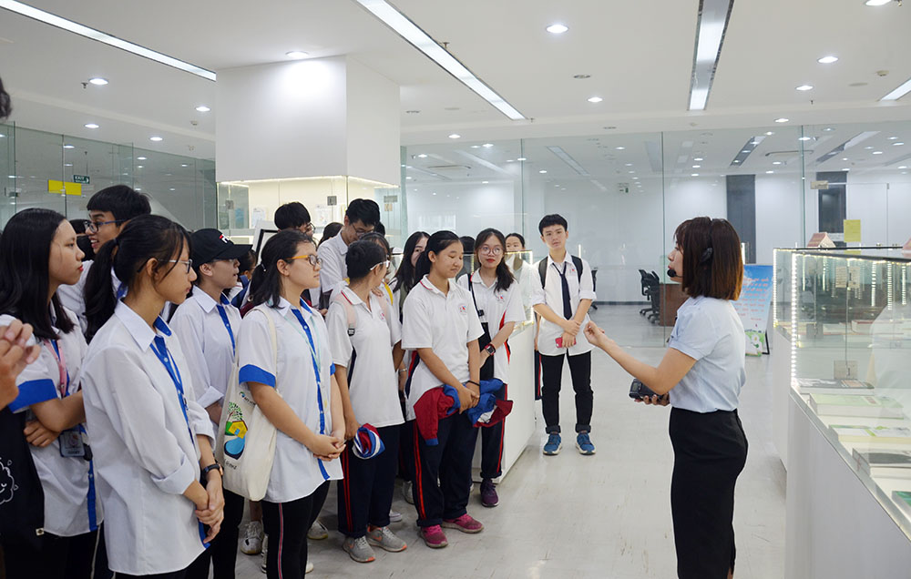 Học sinh Trường THPT Chuyên Hạ Long ôn tập tiếng Anh với giáo viên nước ngoài.