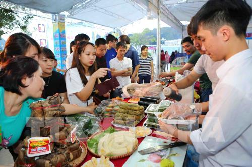 Các sản phẩm nông nghiệp, đặc sản được giới thiệu tại một hội chợ ở Quảng Ninh. Ảnh: Thành Đạt – TTXVN