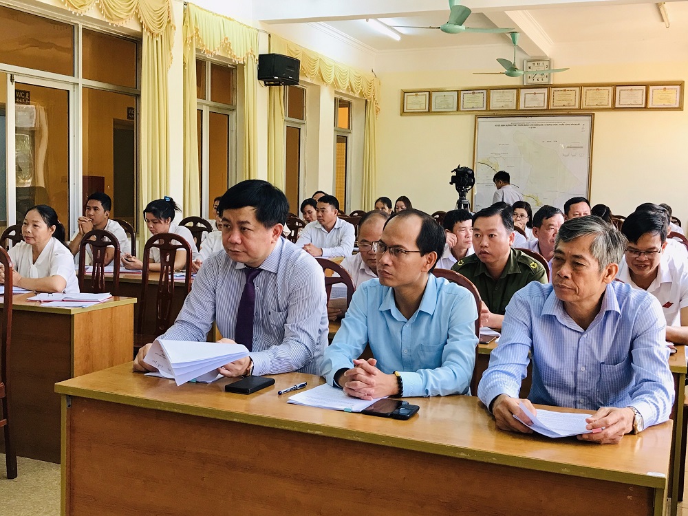 Lãnh đạo Tỉnh và Huyện tham gia kỳ họp tại xã Dân Chủ, huyện Hoành Bồ. 