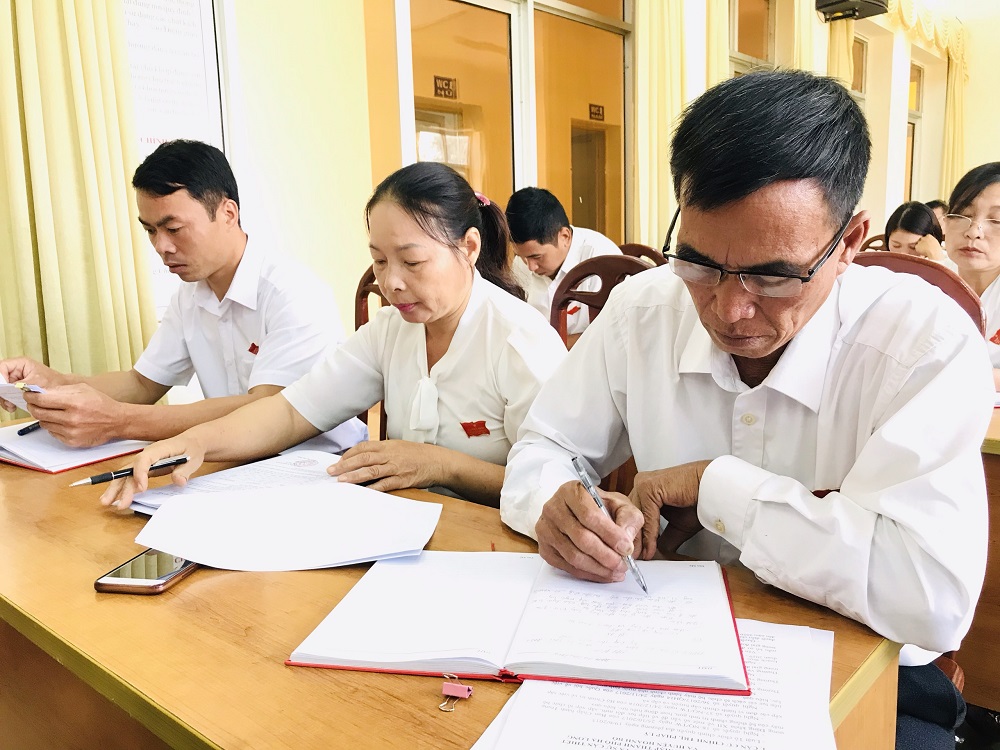 Đại biểu xã Dân Chủ, huyện Hoành Bồ ghi chép thông tin tại kỳ họp. 