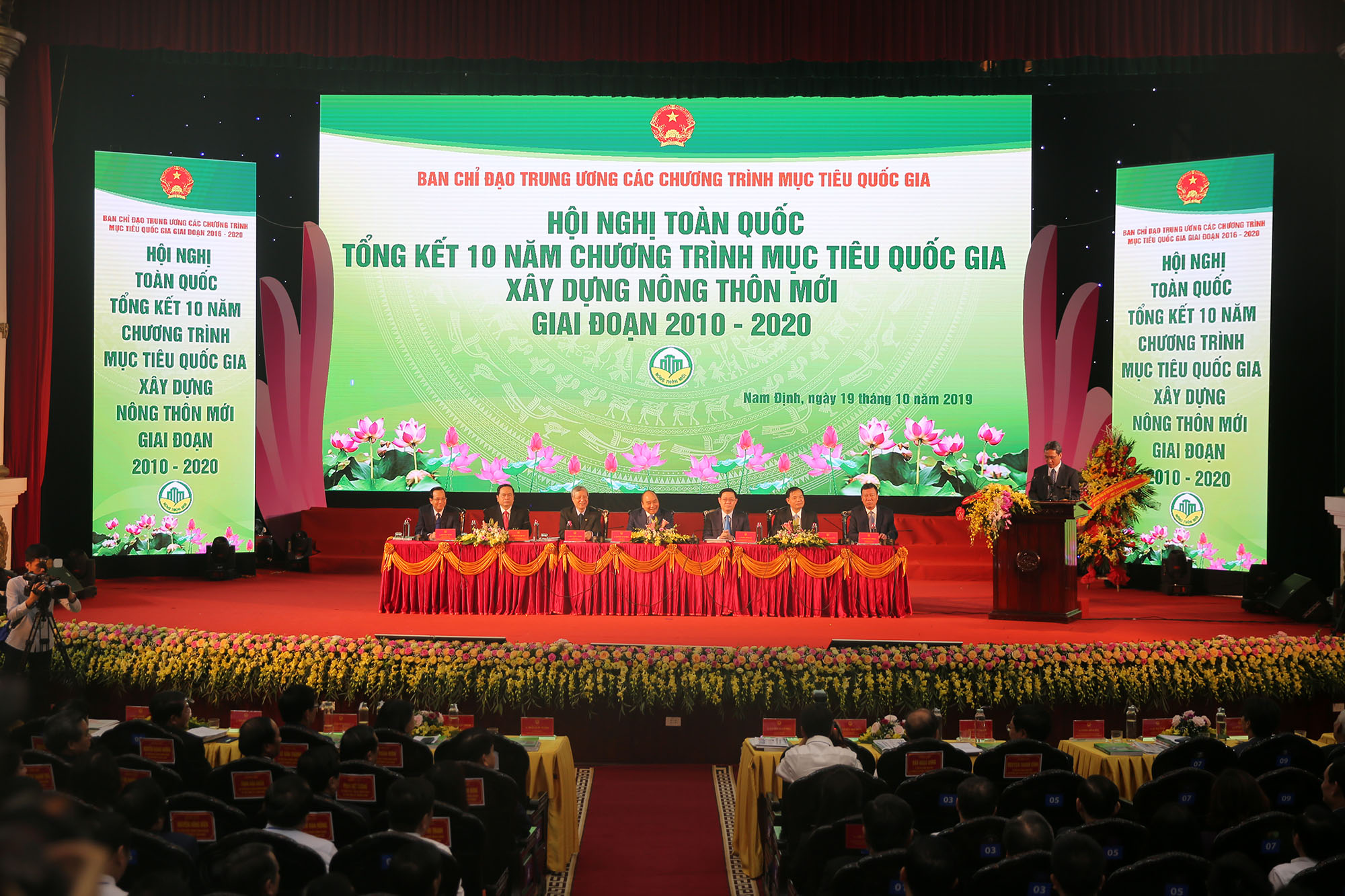 Thủ tướng Chính phủ Nguyễn Xuân Phúc cùng đại diện lãnh đạo một số ban, bộ, ngành chủ trì hội nghị.