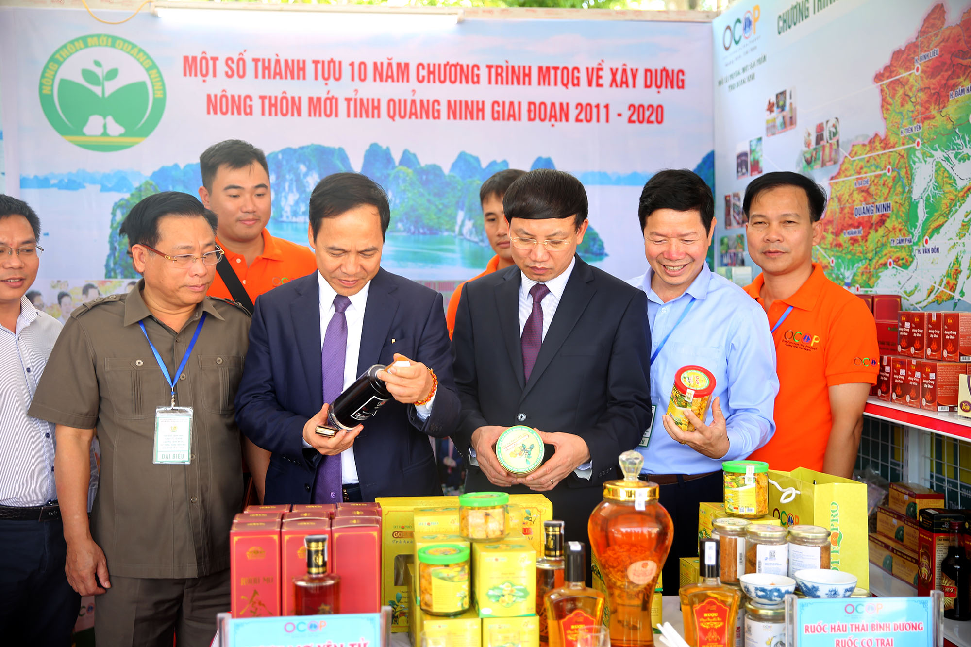 Bí thư Tỉnh ủy, Chủ tịch HĐND tỉnh Nguyễn Xuân Ký cùng các đại biểu tham quan gian trung bày các sản phẩm OCOP của tỉnh Quảng Ninh trong 