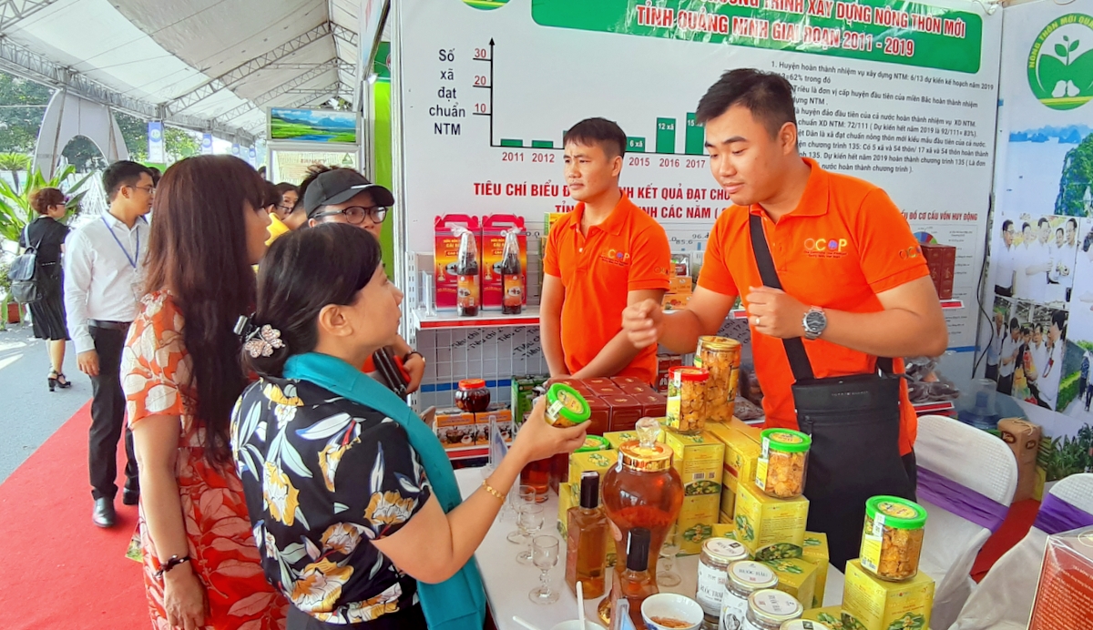 Sản phẩm OCOP của Quảng Ninh nhận được nhiều sự quan tâm của các đại biểu và người dân đến tham quan Triển lãm.