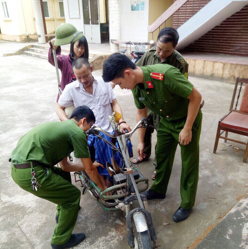 Công an huyện Hải Hà cấp CCCD lưu động cho người tàn tật tại xã Phú Hải.