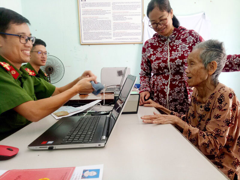 Tại UBND xã Phú Hải, hàng chục người già yếu đã được Công an huyện làm thủ tục cấp CCCD nhanh chóng. 