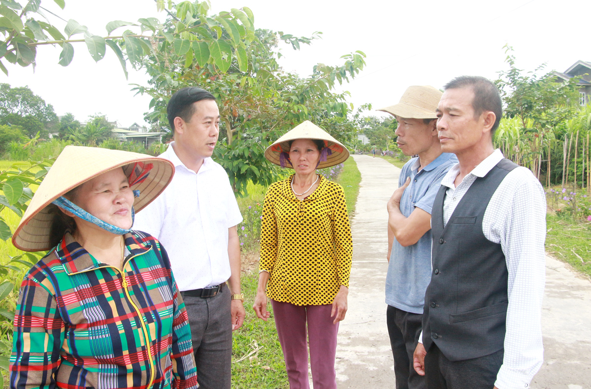 Đồng chí Phạm Văn Dũng, Phó Bí thư Đảng ủy, Chủ tịch UBND xã Quảng Chính trao đổi với đảng viên, nhân dân thôn 1 trước thềm bầu trưởng thôn vào đầu năm 2020.