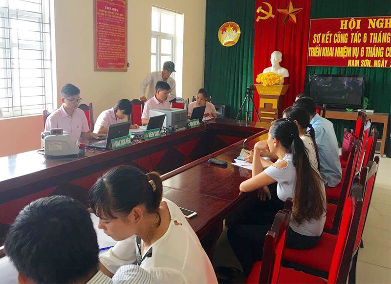 Cán bộ NHCXSH huyện Ba Chẽ giải ngân vốn vay cho người dân xã Nam Sơn. 
