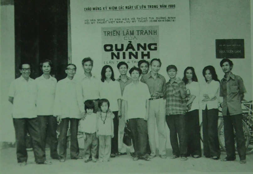 Họa sĩ Huỳnh Văn Thuận (thứ ba, trái sang) dự