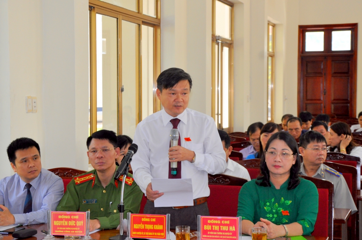 Các đại biểu HĐND huyện Hoành Bồ phát biểu tại Kỳ họp.